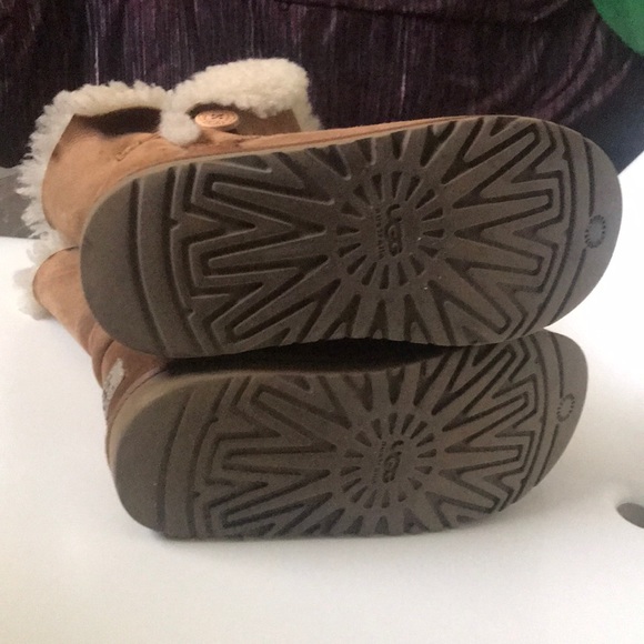 Ugg - Picture 3 of 3